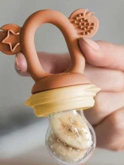 Discount Cherub Baby - Fresh Food Feeder vauvalle - Caramel/Mimosa Ruokailuhetkiin