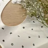 New silikoninen ruokalappu (white letters) Ruokailuhetkiin