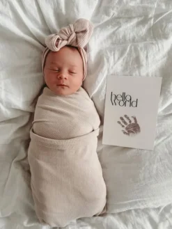 New Musteeton Milestone kortti - Hello World Vauvakirjat Ja Kortit