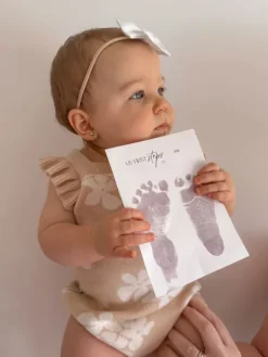 Sale My First Steps musteeton jalanjälkipakkaus – muistoksi vauvakirjaan Vauvakirjat Ja Kortit