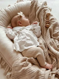 New Vauvan pesä röyhelöillä – Pehmeä ja turvallinen babynest vastasyntyneelle, beige Unipesät Ja Unituet