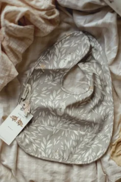 Clearance Vedenpitävä ruokalappu, Misty Leaf Grey | Ruokailuhetkiin